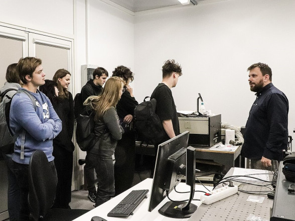 Exploring the frontiers of science: first-year physics students visit the ISSP UL